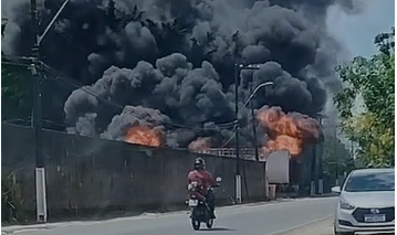 Caminhão que transportava colchões pega fogo no distrito industrial; ninguém ficou ferido