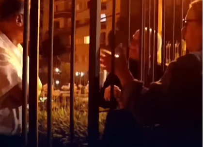 Padre impede vigília pró-Bolsonaro e clima esquenta entre apoiadores