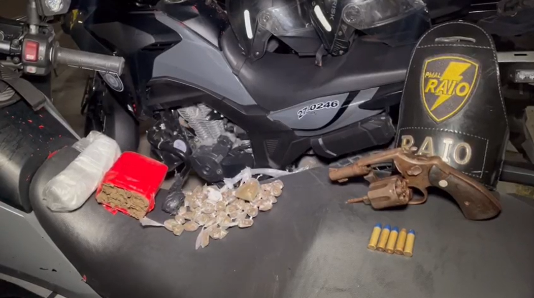 Companhia Raio prende dois indivíduos por tráfico de drogas e porte ilegal de arma de fogo no Benedito Bentes