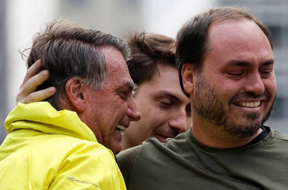 Segundo Carlos, Bolsonaro teve atendimento médico emergencial nesta quinta (27)