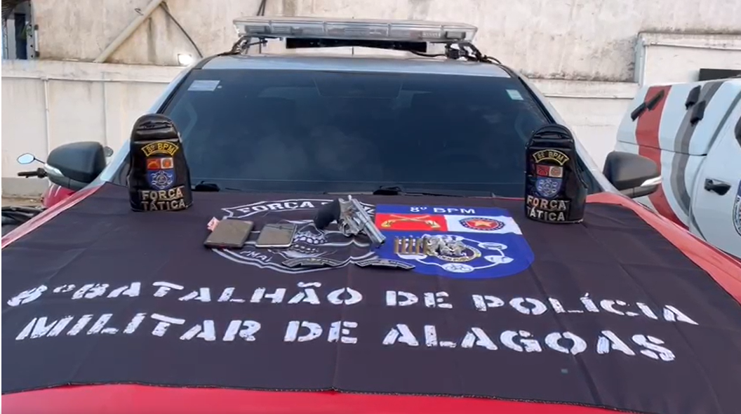 Força Tática do 8º BPM prende três suspeitos por tráfico de drogas e porte de arma em Maceió