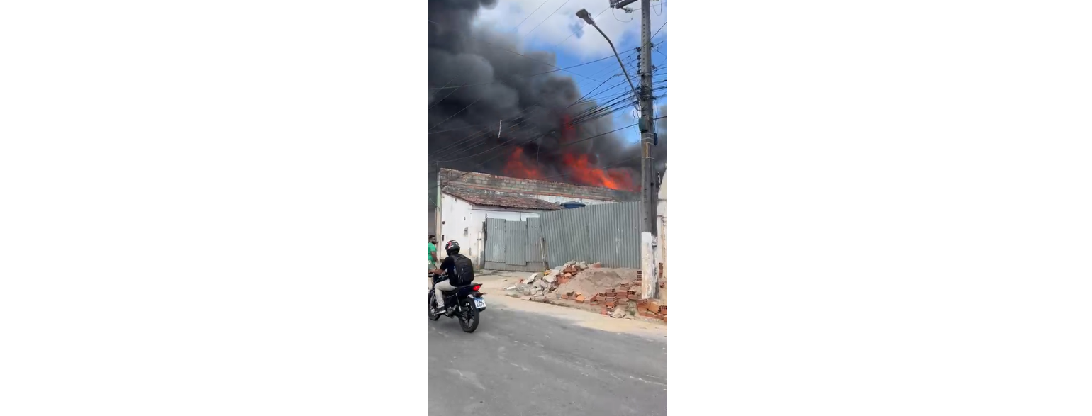 Incêndio atinge fábrica de sofás no bairro Planalto, em Arapiraca