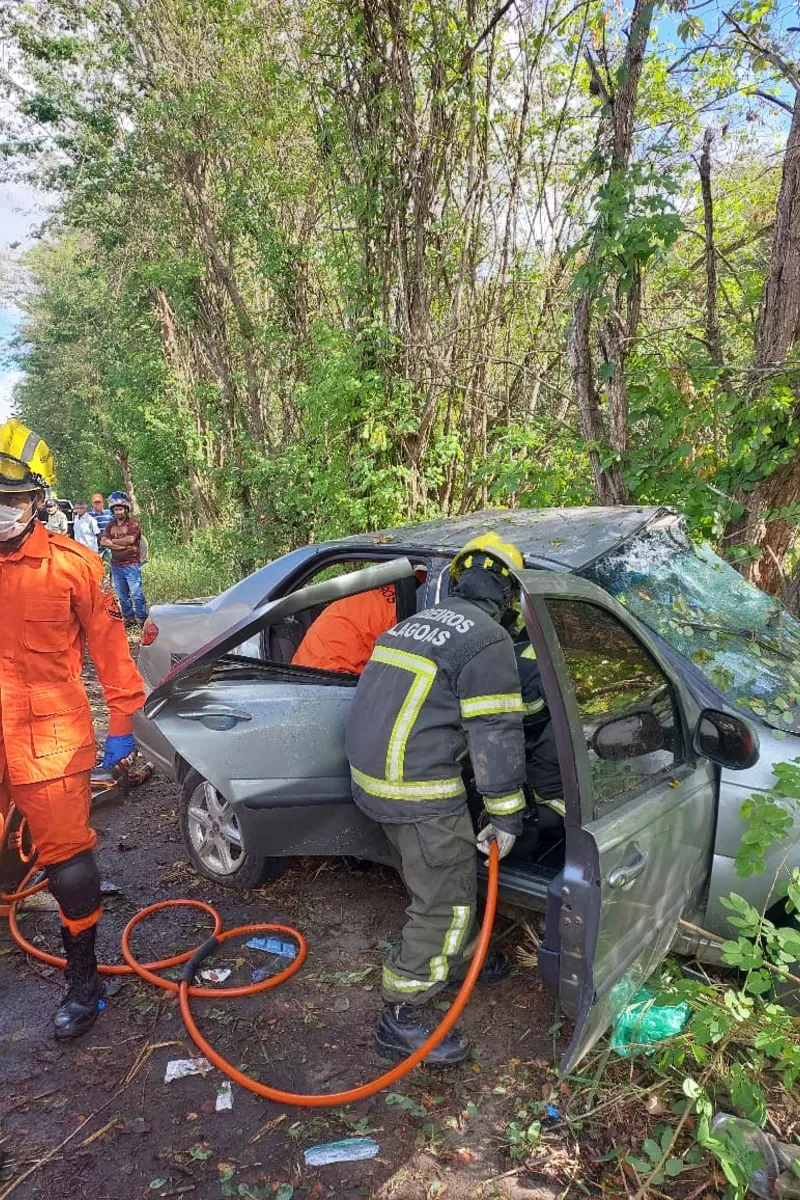 Carro colide contra árvore e deixa quatro feridos na BR-104