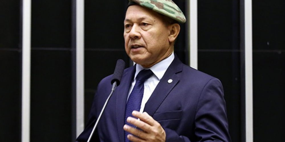 Aliado de Bolsonaro é acusado de empregar companheira e familiares no gabinete