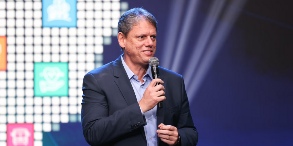 “Diploma tem cada vez menos relevância”, diz Tarcísio em evento