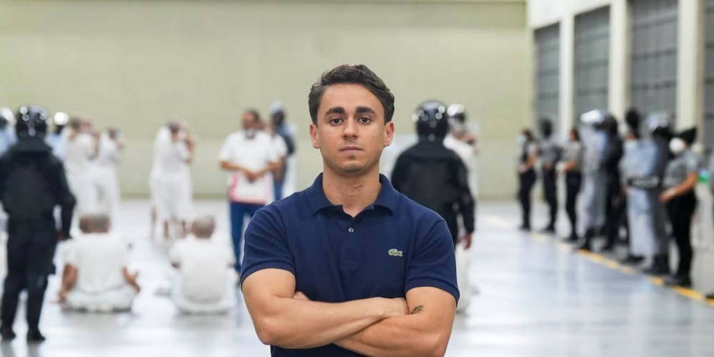 Nikolas Ferreira visita prisão de segurança máxima em El Salvador: “Os maiores bandidos do mundo”