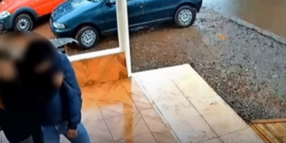 “Atira se tu é homem”: idoso morre nos braços da esposa após ser baleado