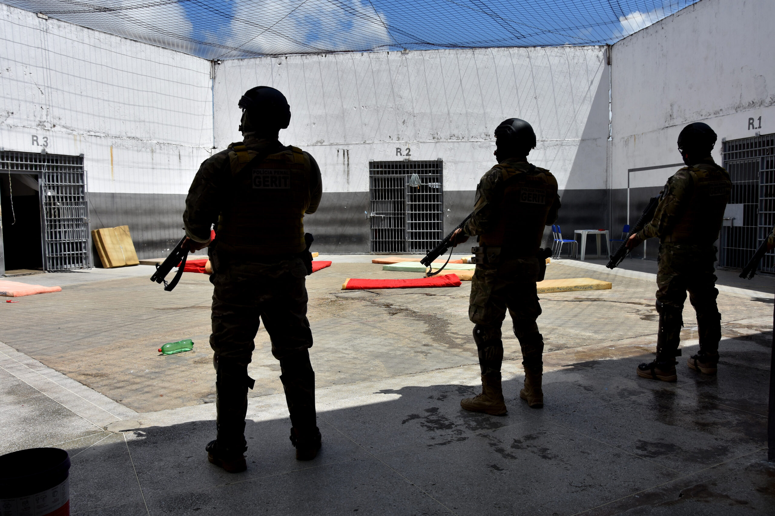 Celulares, drogas e armas artesanais: Polícia deflagra operação em presídios de Alagoas