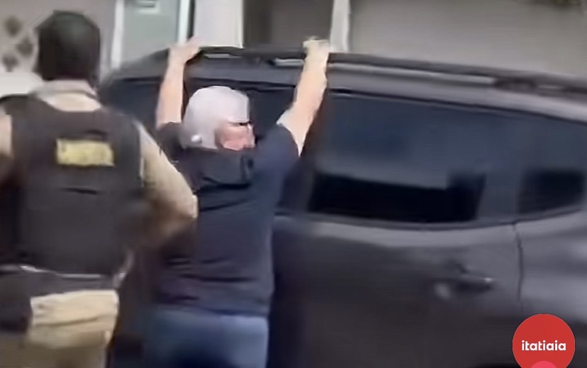 Idoso se agarra a carro em fuga e é arrastado por criminoso; veja