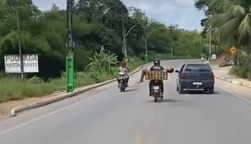 Motociclista carrega passageiro bêbado em Joaquim Gomes