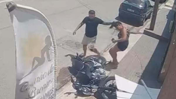 Mulher que foi arrastada pelos cabelos, defende agressor: “Ele é um pai, ele é trabalhador”