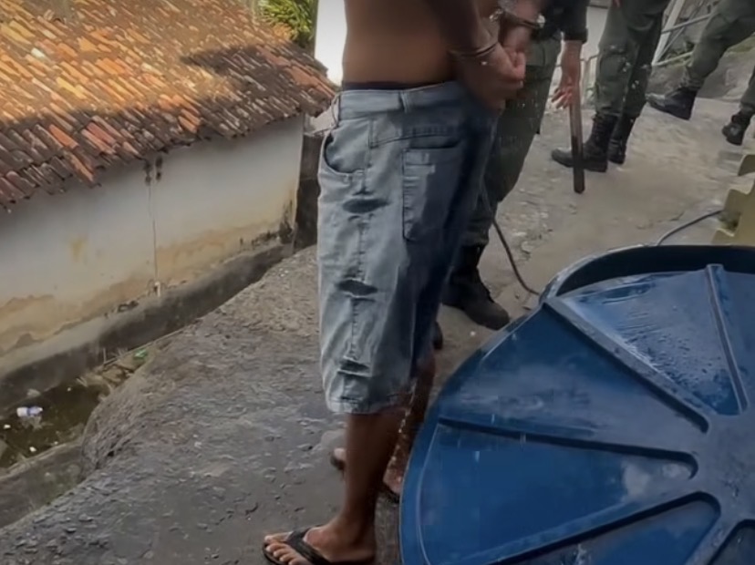 Traficante se apavora e faz cocô nas calças durante abordagem; veja vídeo