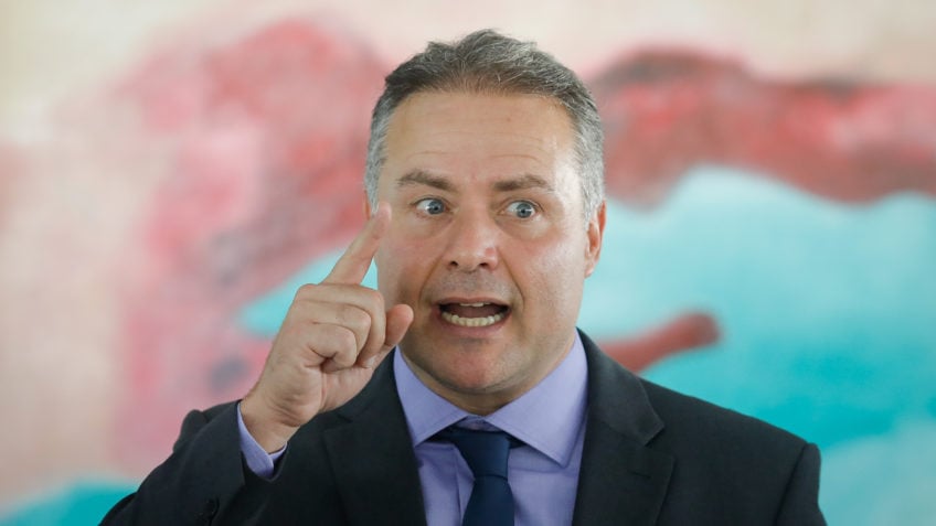 “Foram seis anos de Temer e Bolsonaro.” diz Renan Filho após ser cobrado sobre obra atrasada