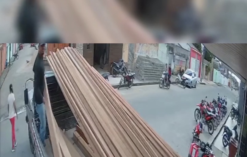 Trabalhador cai de caminhão e bate a cabeça durante descarga de madeira; veja vídeo