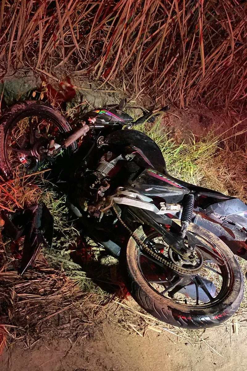 Jovem perde perna após colisão entre moto e ônibus escolar