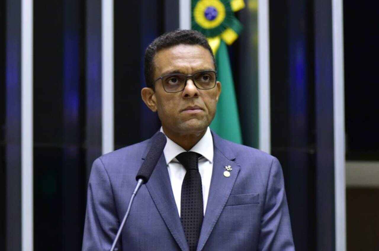 ”A igreja não é de Bolsonaro.” afirma deputado e pastor comunista Otoni de Paula durante entrevista 