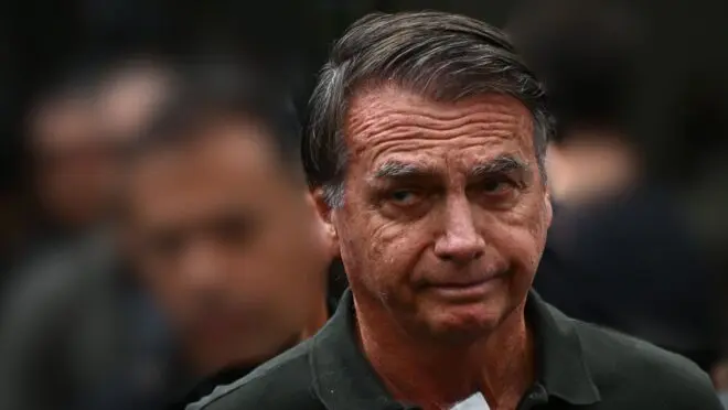 Defesa de Bolsonaro nega uso de celular em visita de Nikolas Ferreira