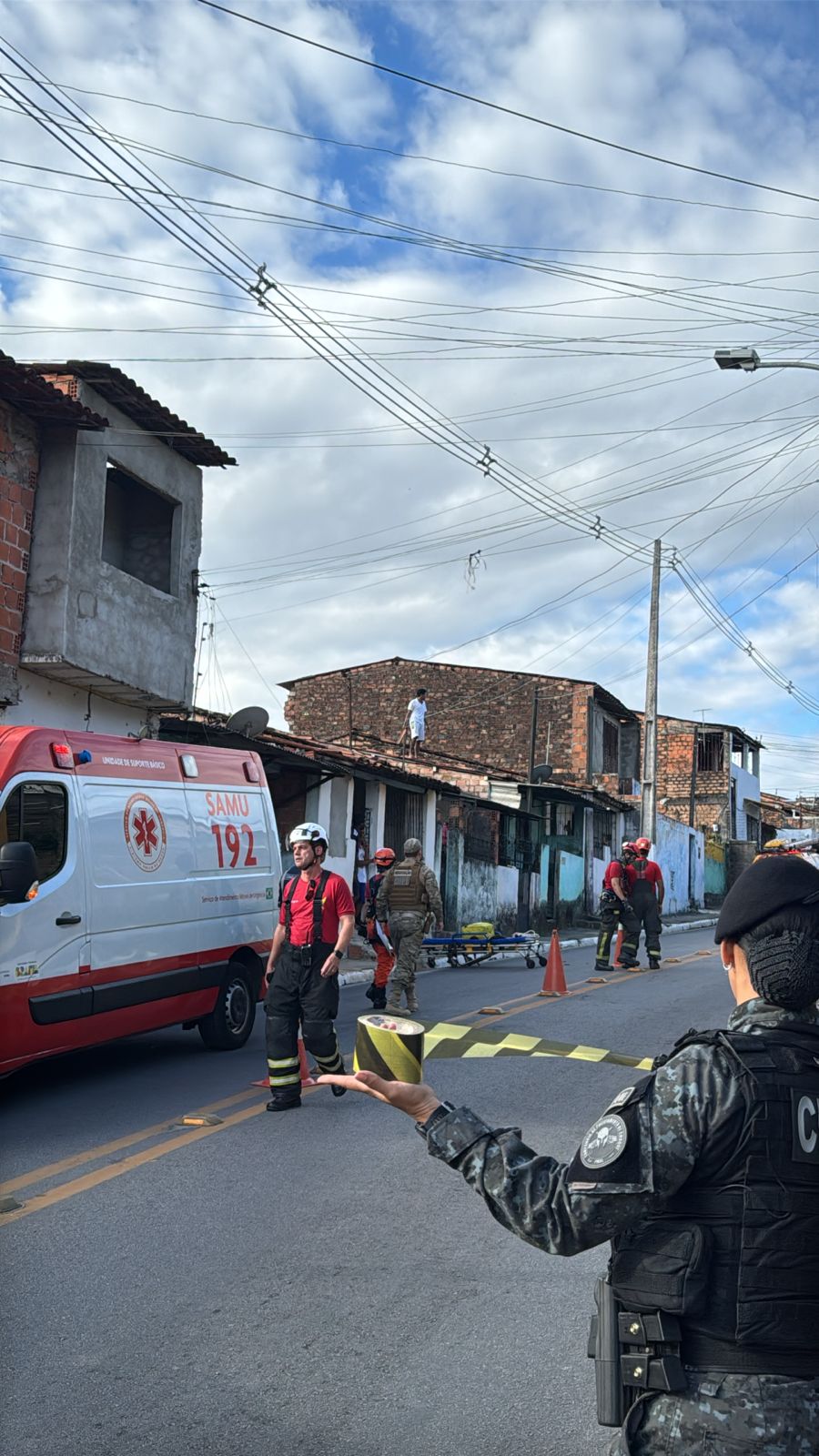 Homem em surt0 assusta ameaça pular de casa e assusta moradores na Chã da Jaqueira