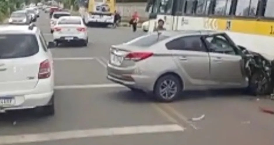 Acidente entre ônibus, carro e moto deixa trânsito lento na AL-101 Norte, em Ipioca