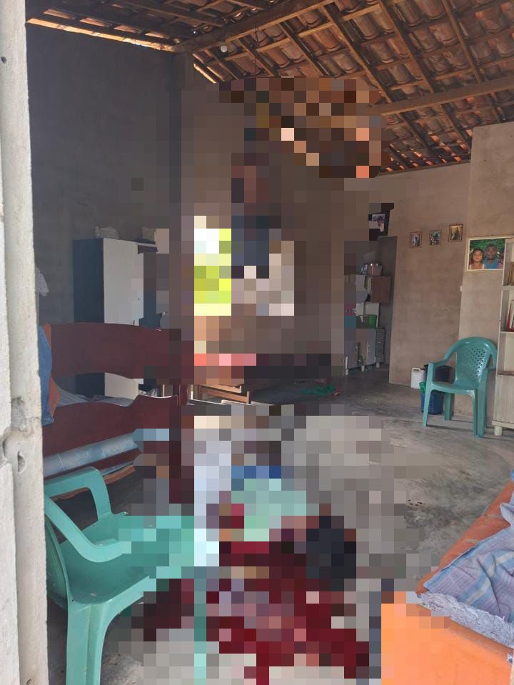 Mulher é morta com facadas pelo ex ao retornar para casa; Agressor se matou em seguida