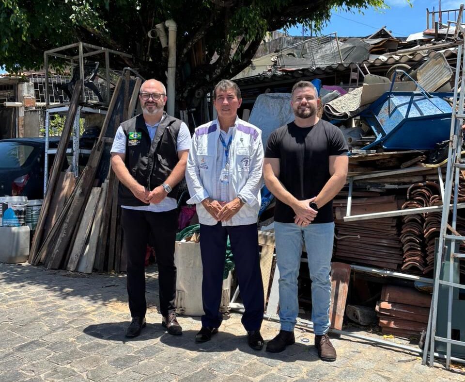 Vereador Delegado Thiago Prado solicita retirada de barracos instalados por acumulador