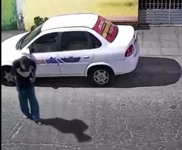 Câmeras registram homem arrombando carro no bairro do Prado, em Maceió