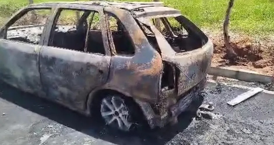 Carro pega fogo em via de Arapiraca e é totalmente destruído; motorista sai ileso