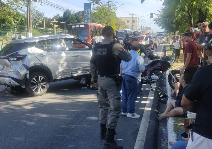 Três pessoas ficam feridas e trânsito fica interrompido após acidente na Avenida Fernandes Lima
