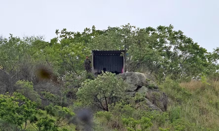 Dez dias após megaoperação, Comando Vermelho mantêm base na mata que separa Alemão e Penha