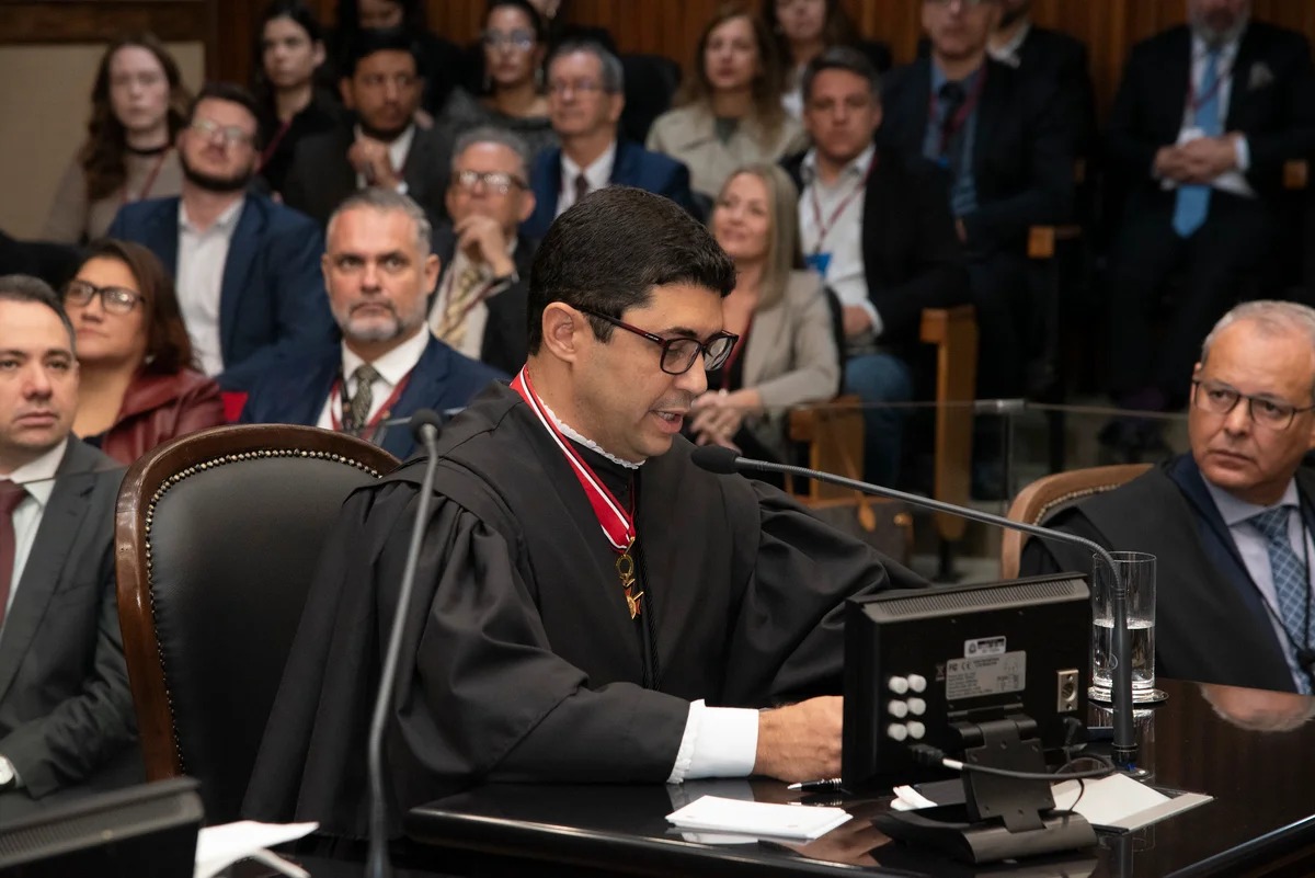 Novo conselheiro do TCE chora ao citar Bolsonaro e diz confiar que ex-presidente “voltará em breve”