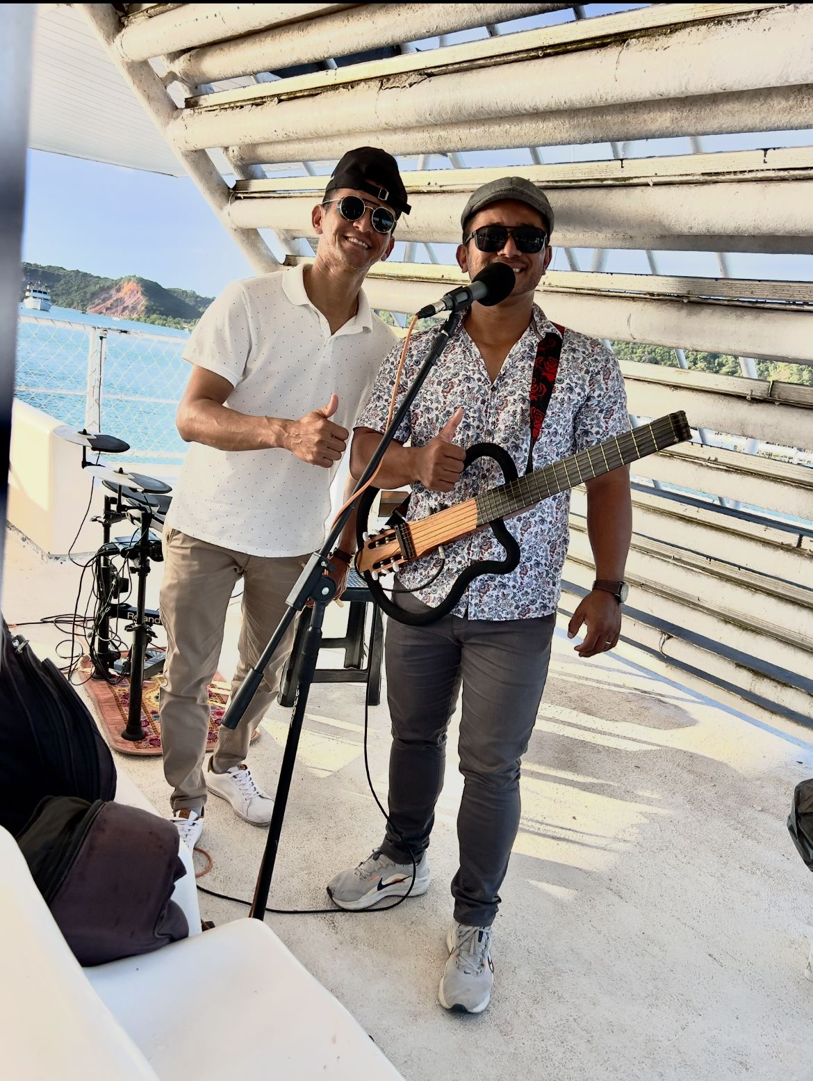 Artistas de Igaci-AL encantam turistas em passeio de catamarã rumo à Praia do Gunga