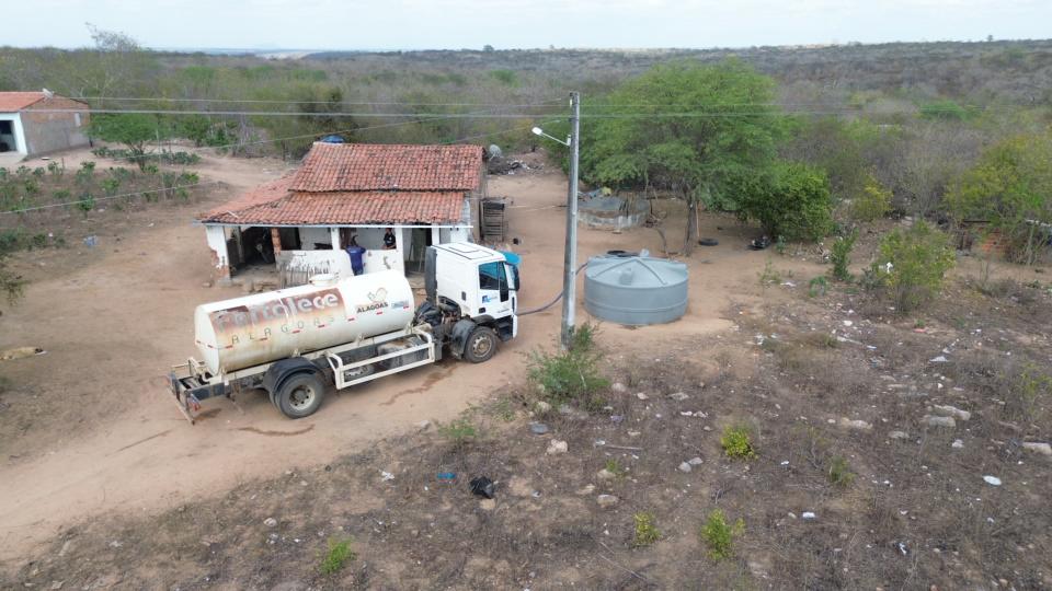 Prefeitura de Delmiro Gouveia realiza mutirão emergencial de água e beneficia 54 famílias na Zona Rural