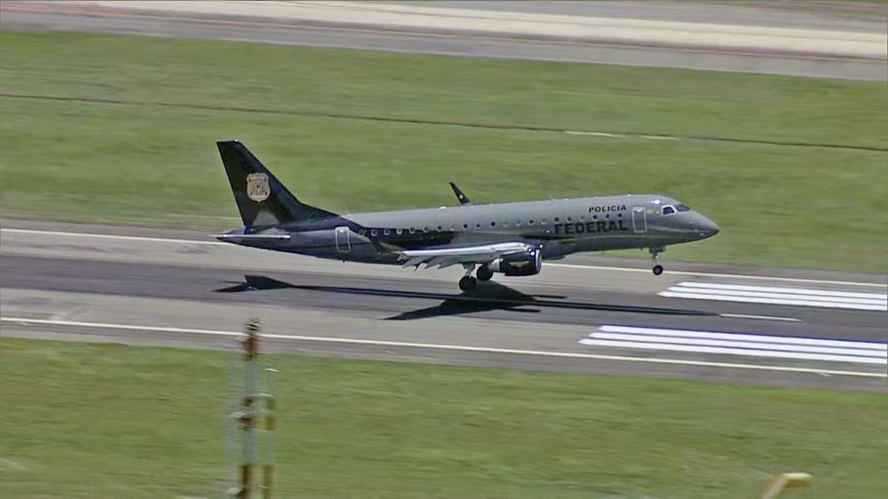 Sete chefes do tráfico do Comando Vermelho são transferidos para presídios federais após megaoperação no Rio