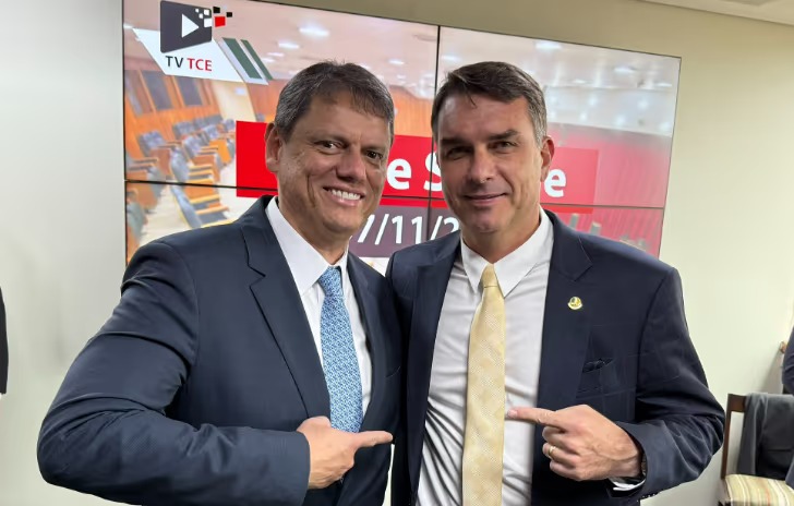 Flávio Bolsonaro reforça parceria com Tarcísio para 2026 e provoca: “Lula não será presidente em 2027”