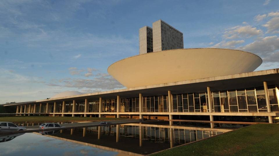 Homem é detido após tumulto e xingamentos na Câmara dos Deputados