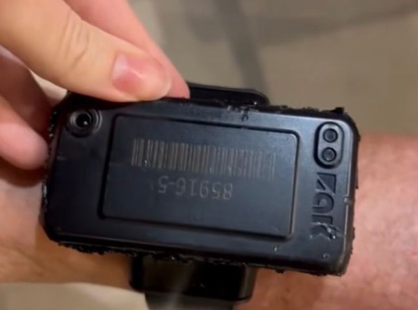 Veja como ficou a tornozeleira de Bolsonaro; ex-presidente confessou ter usado ferro de solda