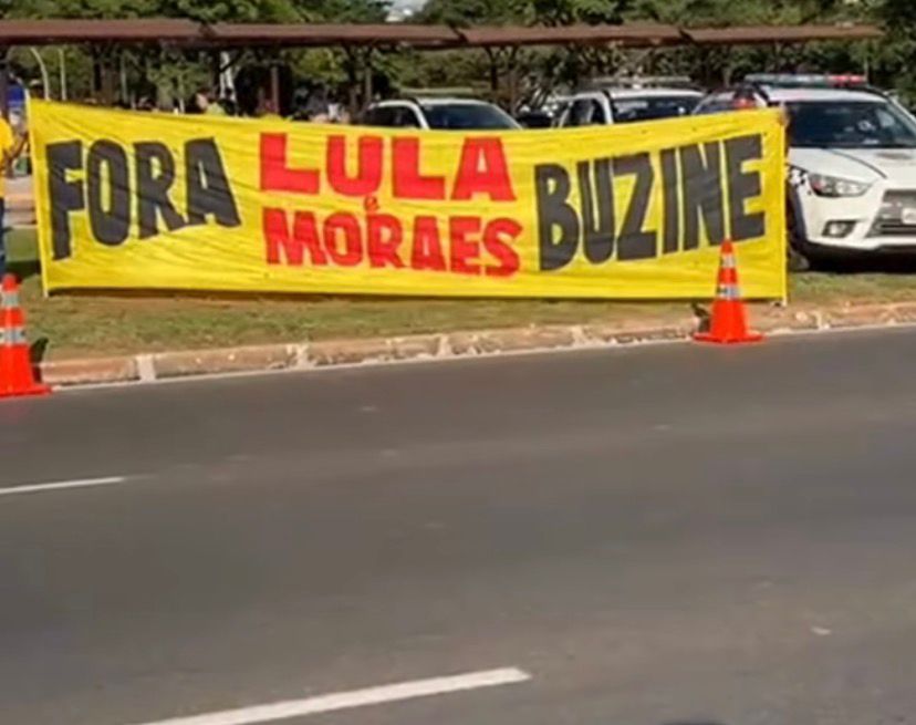 Manifestantes protestam em frente à PF com faixa: “Fora Lula e Moraes”