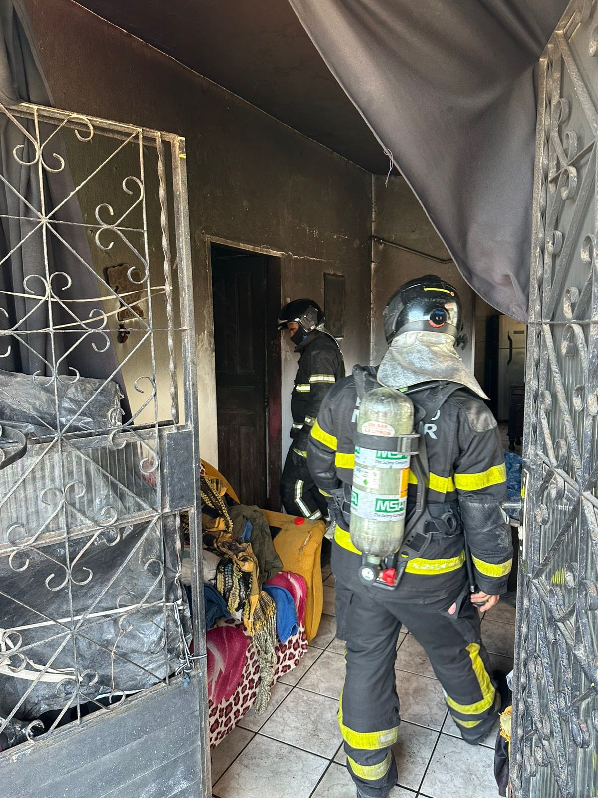 Princípio de incêndio atinge residência no Farol