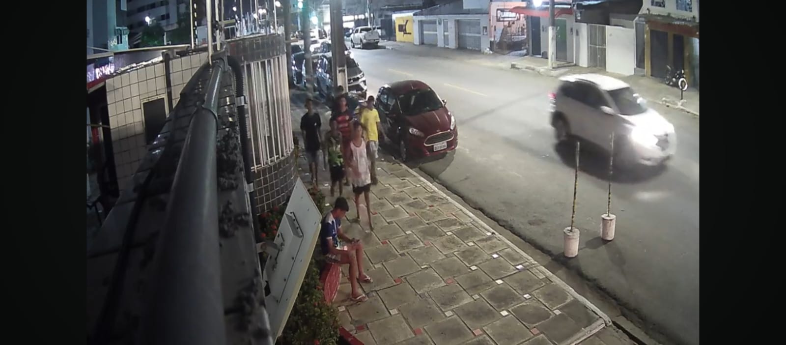 Adolescentes rendem jovem e roubam celular e chinelo