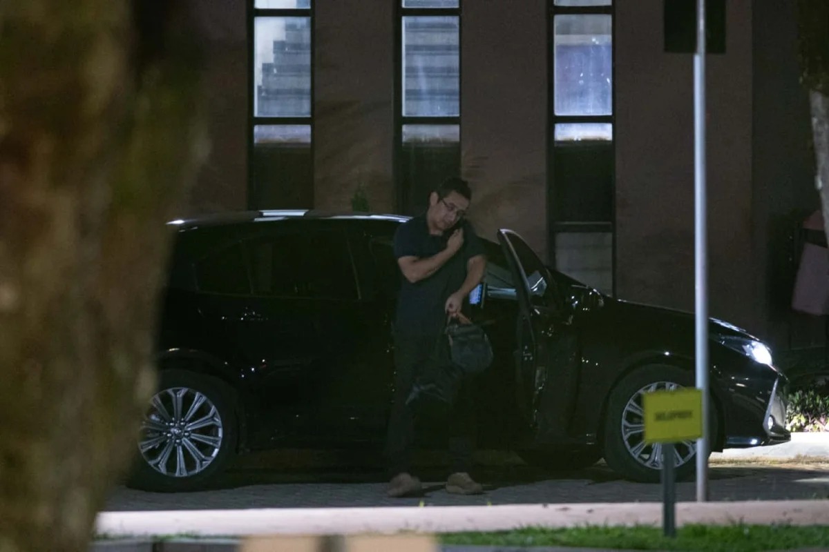 Irmão de Michelle leva bolsa com comida especial para Bolsonaro na sede da PF