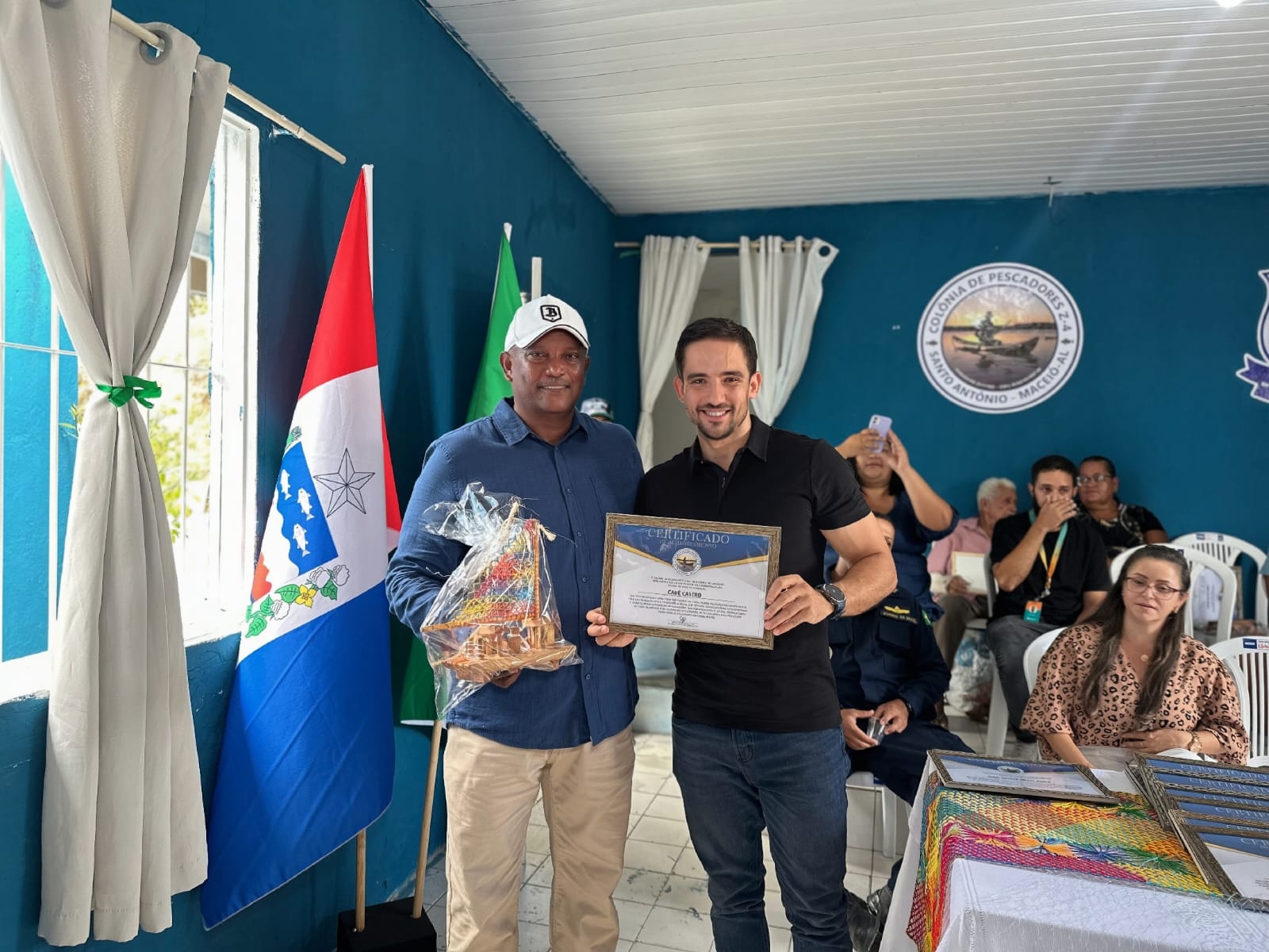 Cauê Castro recebe homenagem por seu trabalho com pescadores