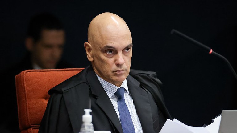Moraes dá 24h para defesa de Bolsonaro explicar uso de ferro de solda na tornozeleira
