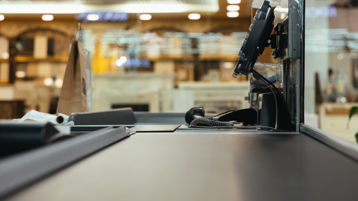 Funcionária é presa suspeita de furtar dinheiro de supermercado no Trapiche da Barra