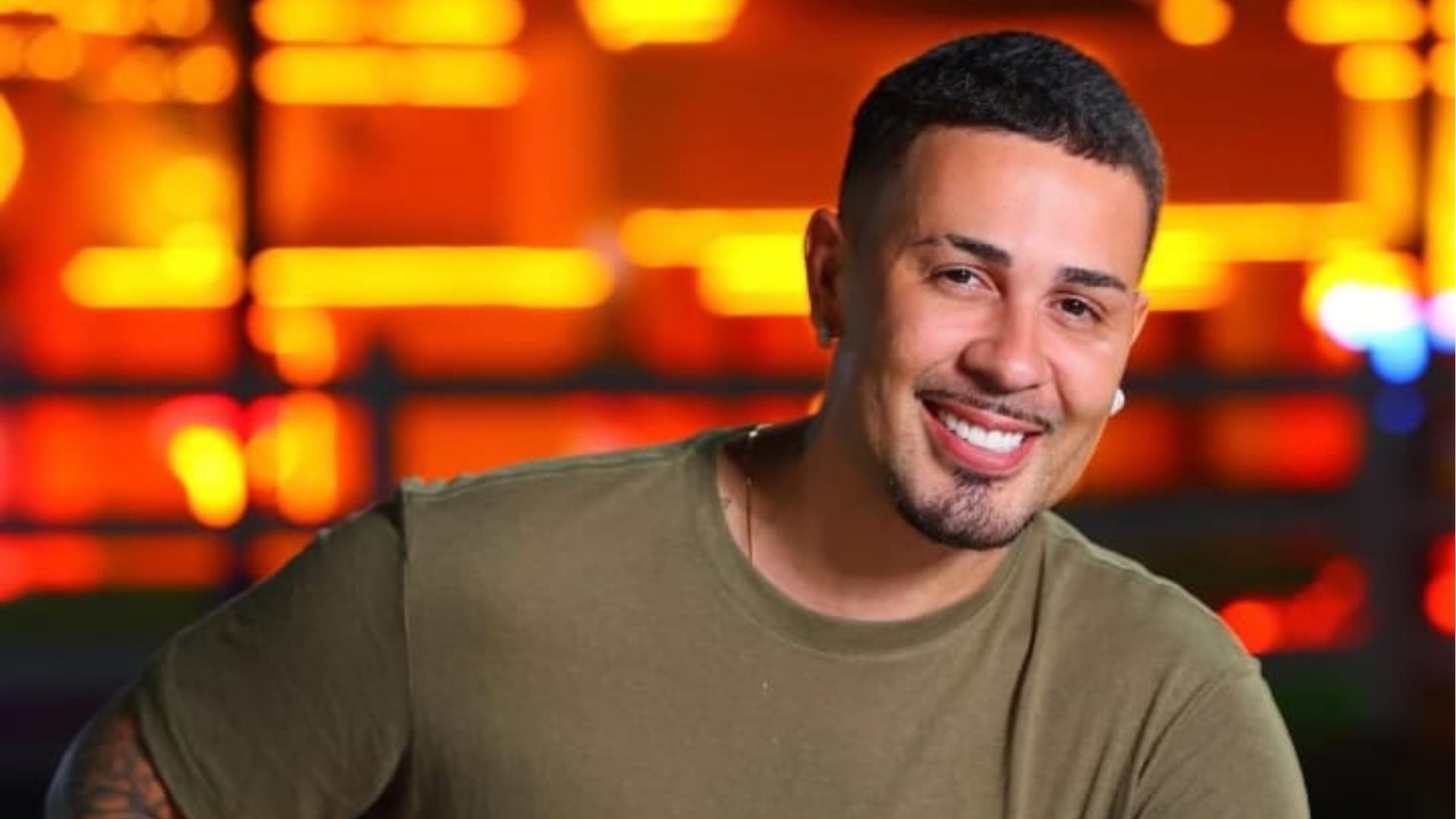 Humorista se emociona ao ser confirmado no Rancho do Maia