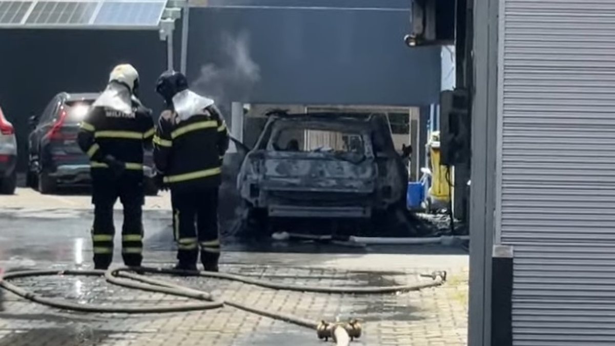 Carro elétrico pega fogo dentro de concessionária em Maceió