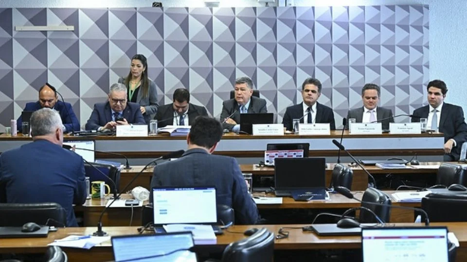 Alfredo Gaspar expõe possível esconderijo de suspeito e causa revolta na CPMI: “Parece o gato avisando o rato”