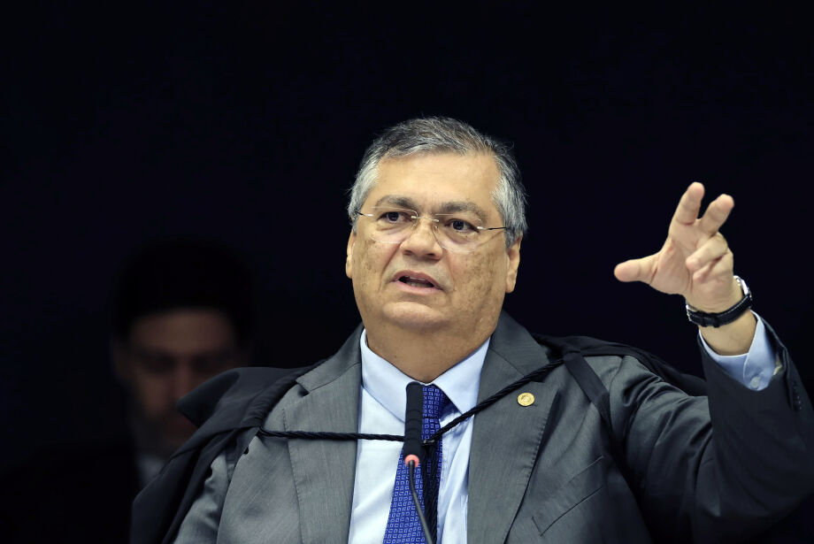 Piada de Flávio Dino sobre “intervalo remunerado” arranca risos durante sessão do Supremo