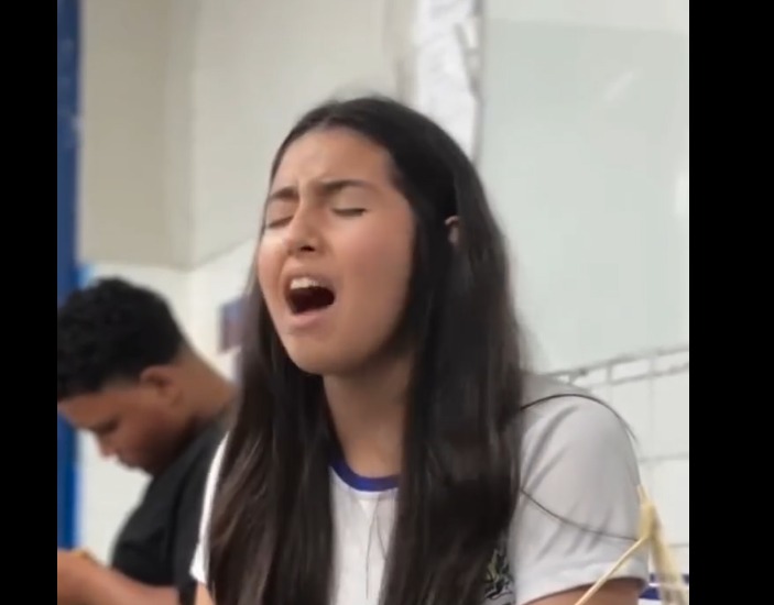 Estudante emociona colegas ao cantar louvor em sala de aula em Alagoas