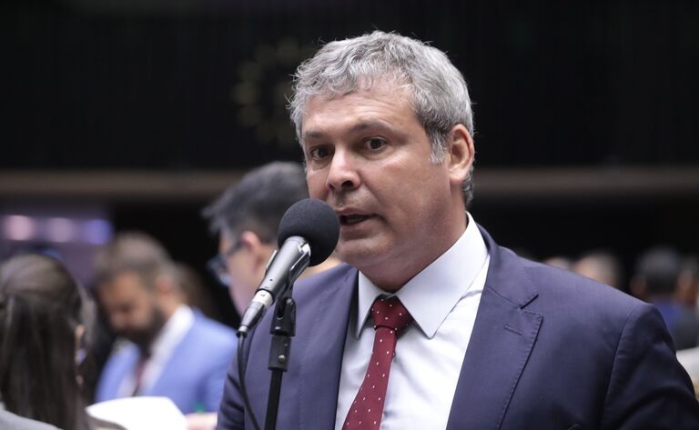 Líder do PT na Câmara acusa relator do PL Antifacção de “furtar” texto do governo e desfigurar proposta