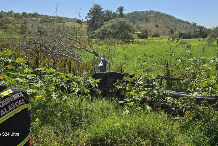 Caminhoneiro morre após veículo carregado com água capotar em Água Branca